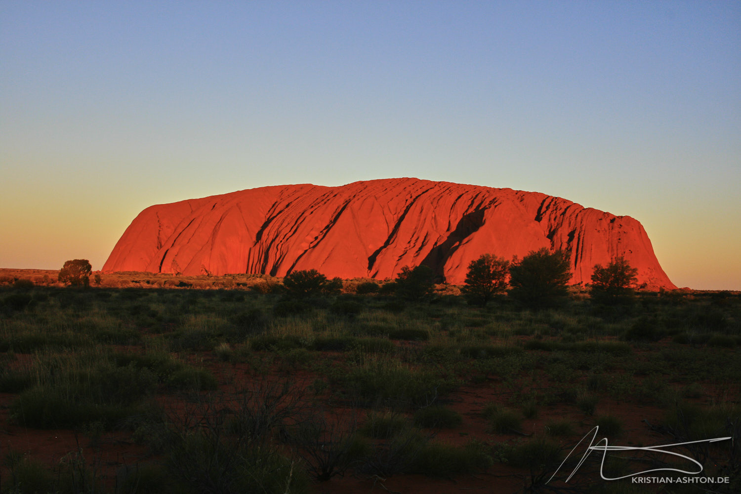 Die prächtigen Farben des Uluru bei der Abenddämmerung