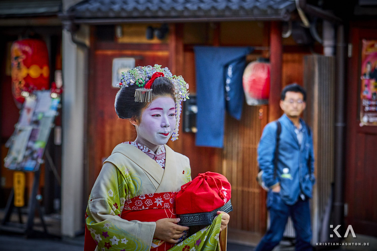 Eine Maiko (auszubildende Geisha) in Gion