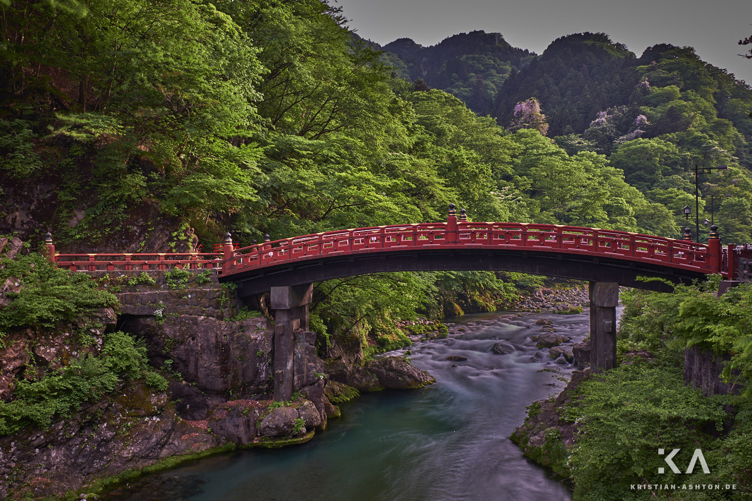 Die wunderschöne Shinkyo Brücke in Nikko