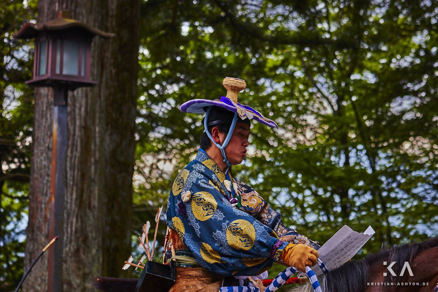 Vor der Toshogu Schreinanlage - zweimal im Jahr gibt es hier einen Wettkampf mit Bogenschützen auf Pferdle!