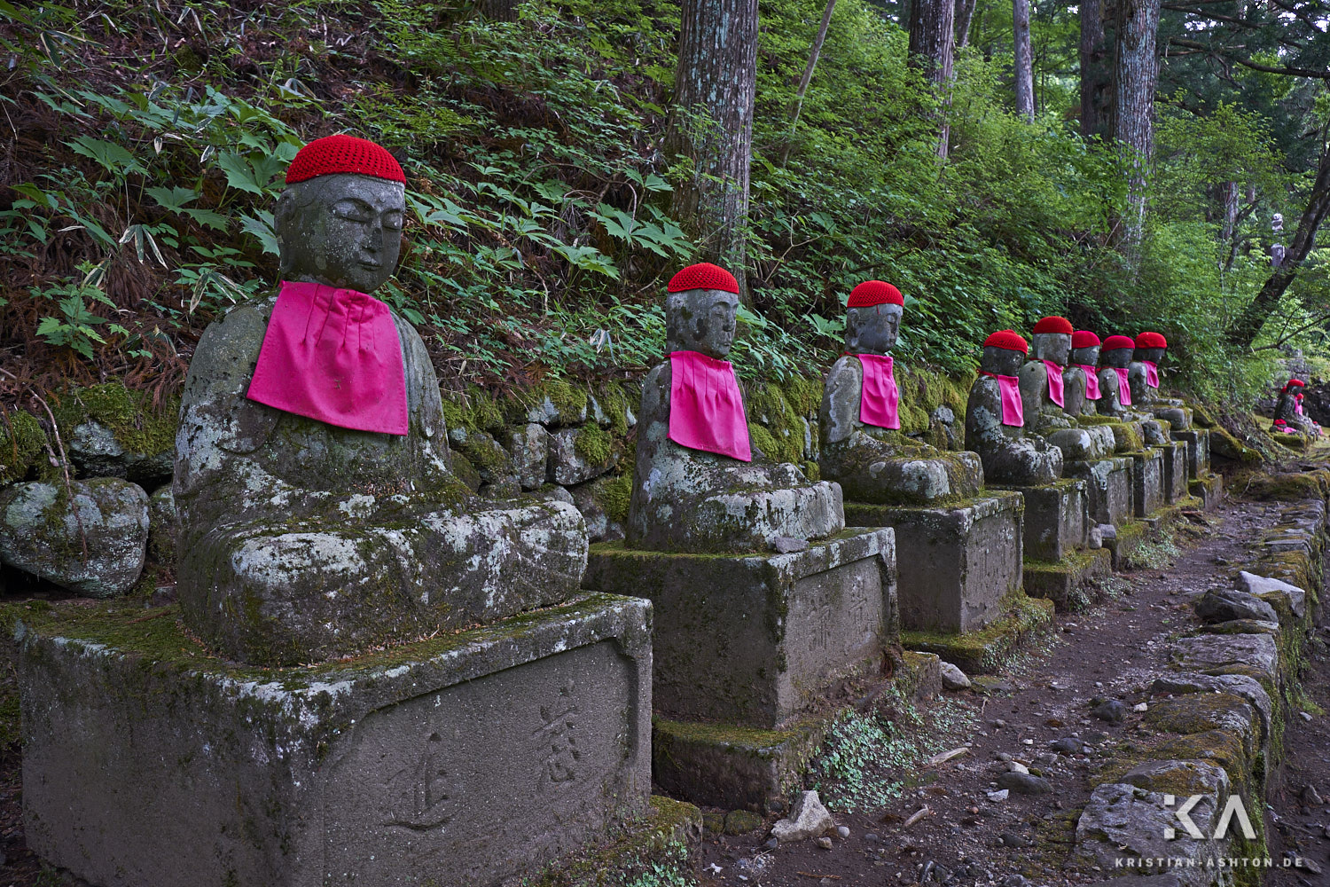 Jizo Statuen auf dem Weg zur Kanman-ga-fuchi Kluft