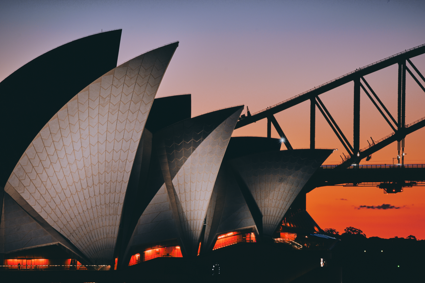 Die Sydney Oper und Hafenbrücke bei Abenddämmerung